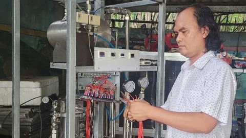 Outstanding Vietnamese farmer invents herbal extraction machine